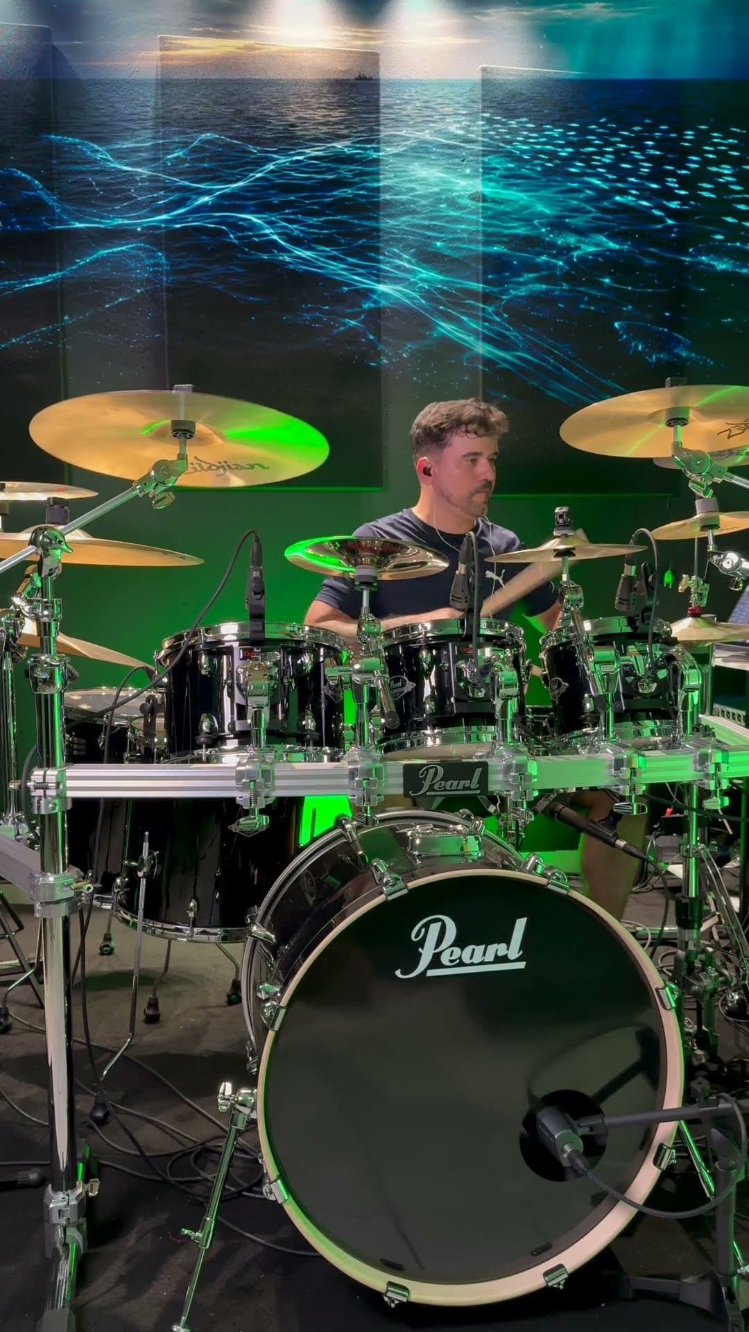 Marco Drums na bateria no drum cover de Pescador — Armandinho